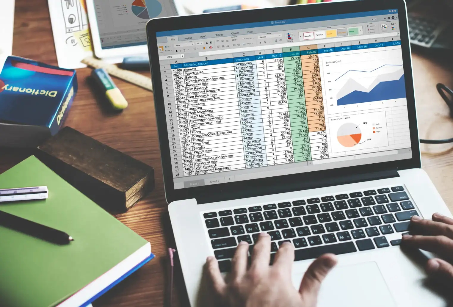 How do I create formulas that update automatically? 2025