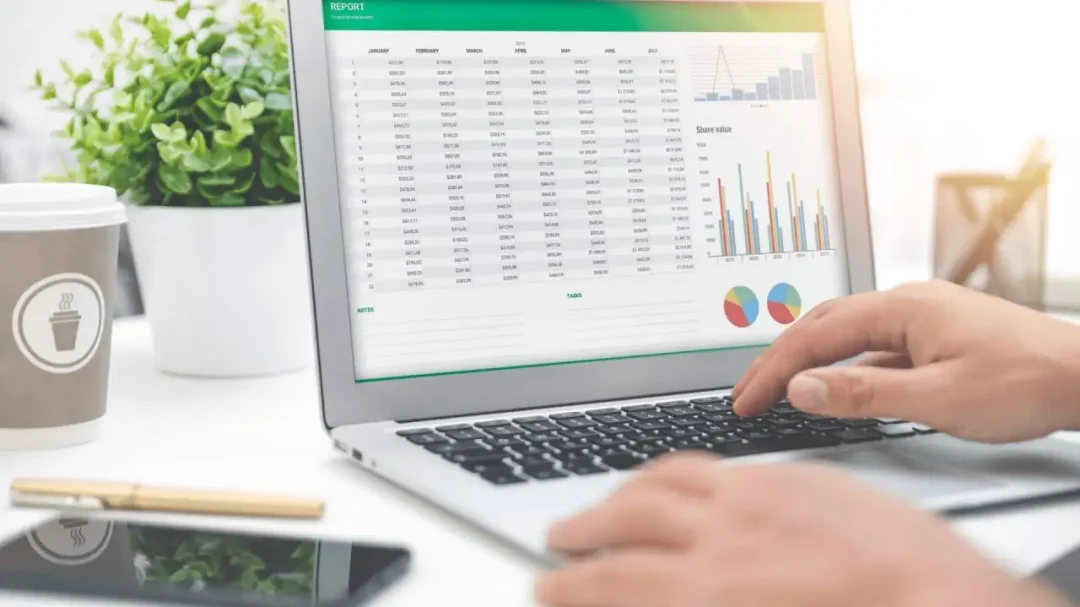 Can I use formulas to sort data automatically?